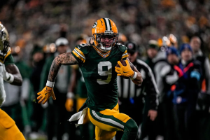 Packers renovam contrato com o wide receiver Christian Watson
